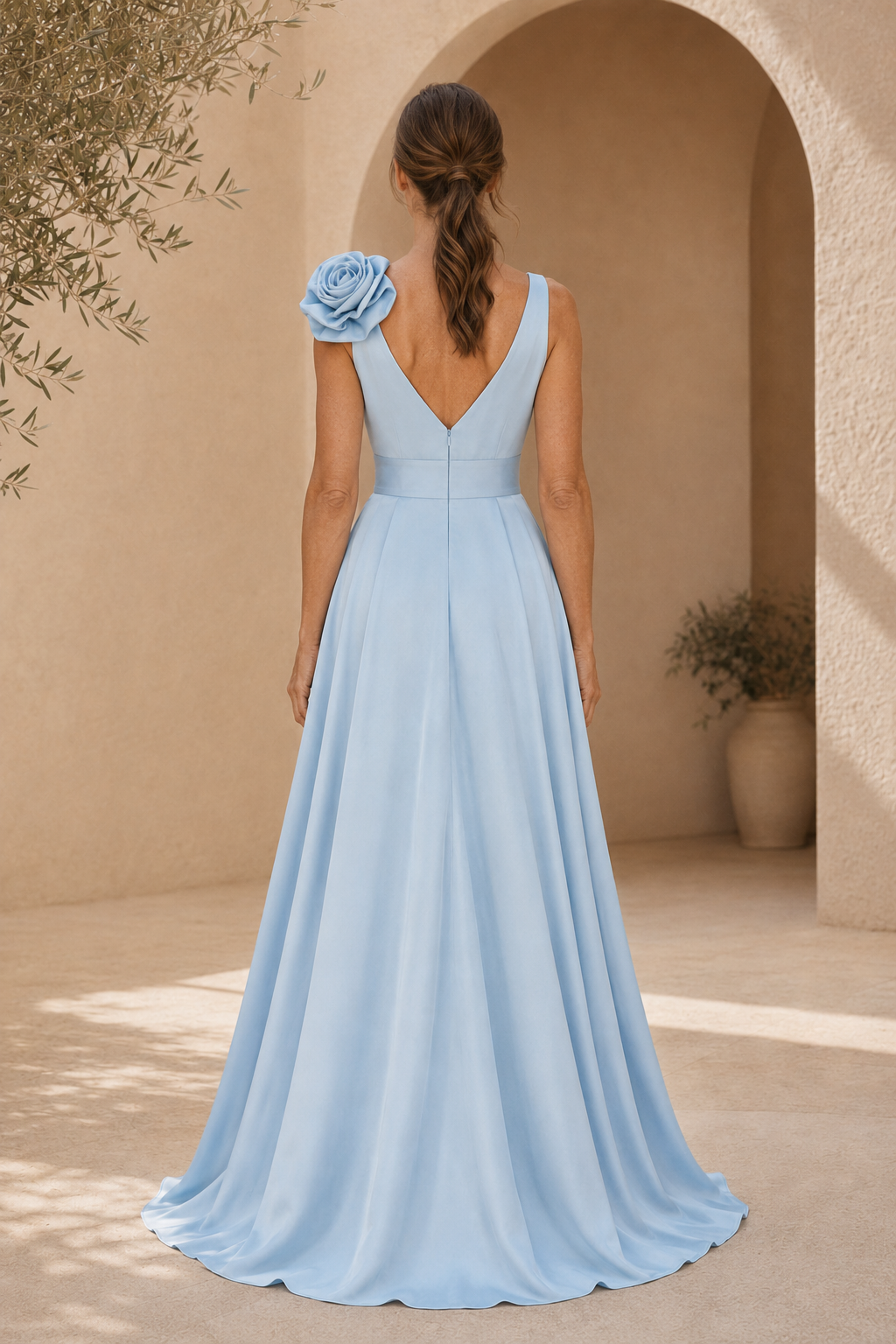 Vestido largo de corte A con cuello de pico, rosetón en el hombro y abertura