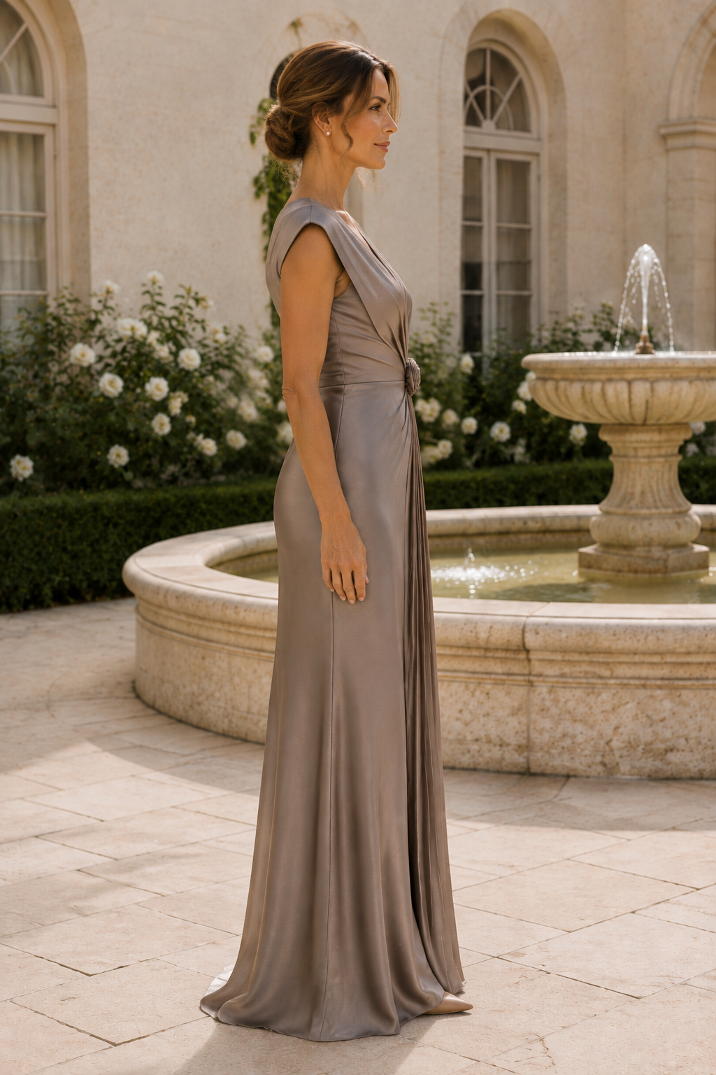 Vestido de raso con escote de pico y rosetones plisados