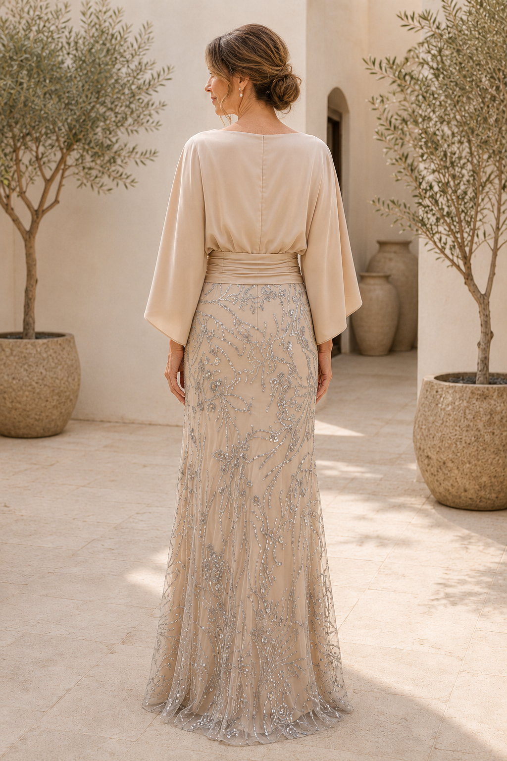 Vestido de cuello barco con mangas de capa y falda de lentejuelas