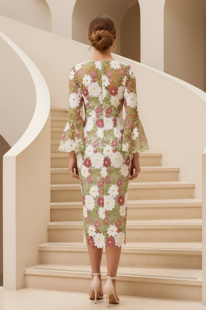 Vestido midi de encaje floral con mangas acampanadas
