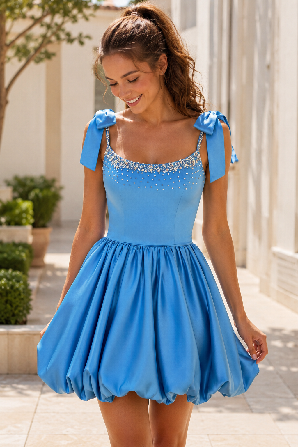 Minivestido satinado burbuja con pedrería de cristal