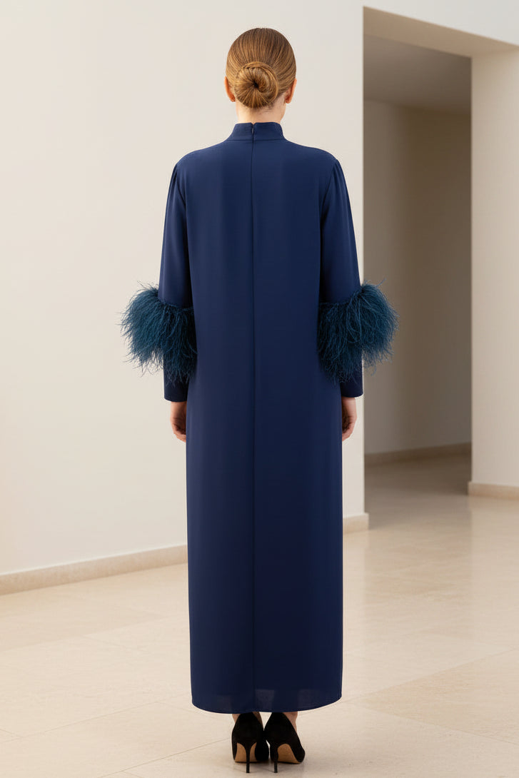 Vestido largo columna de cuello alto con puños de plumas