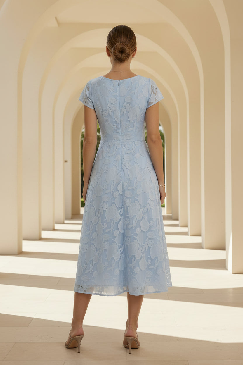 Vestido de encaje con apliques, escote en V, manga casquillo y largo a media pierna