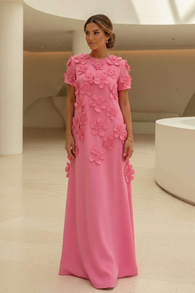 Vestido largo con apliques florales 3D y manga corta