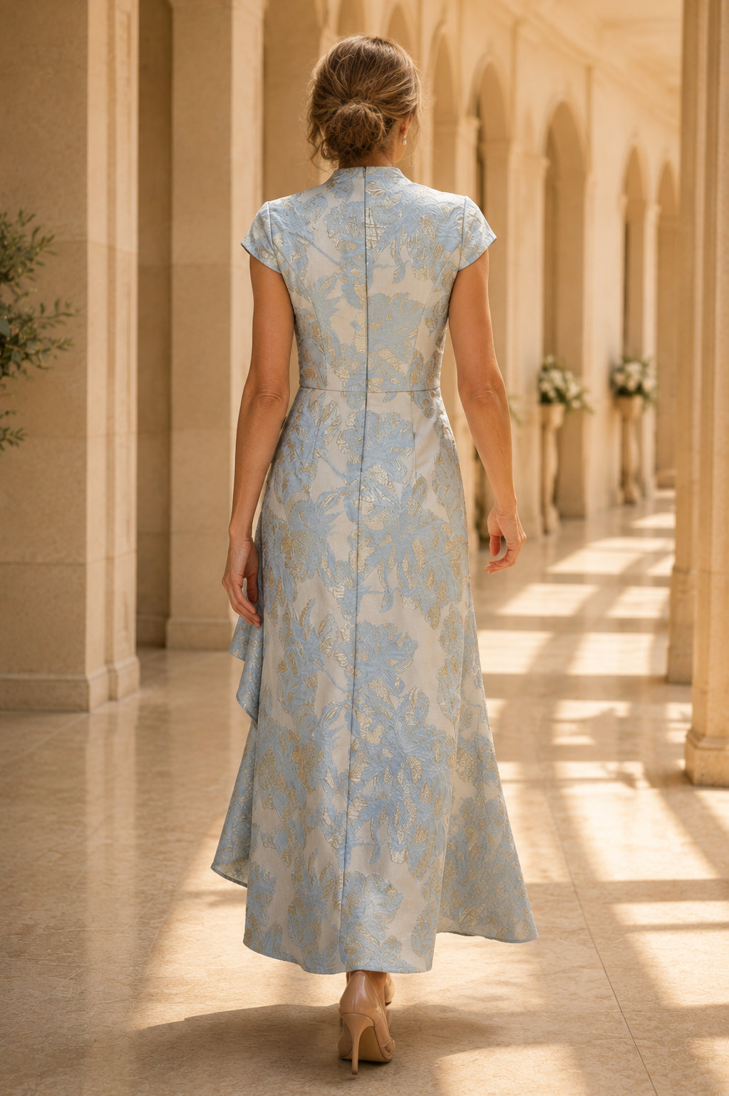 Vestido largo de jacquard con cuello de pico y volante en cascada lateral