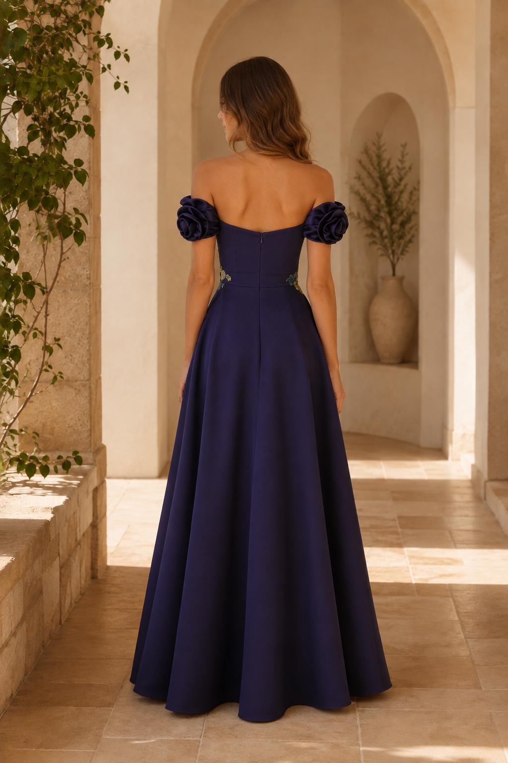 Vestido largo floral con hombros descubiertos, tirantes de roseta y sobrefalda