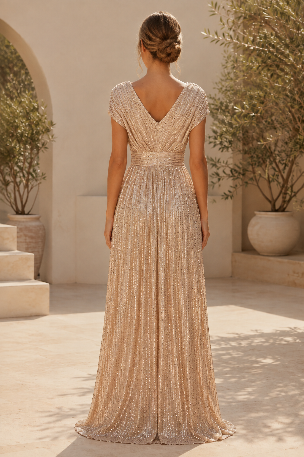 Vestido largo acampanado con lentejuelas y cuello de pico con mangas casquillo