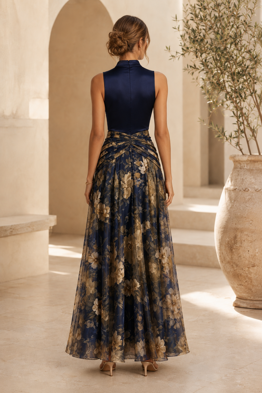 Vestido de noche acampanado con cuello alto y estampado floral