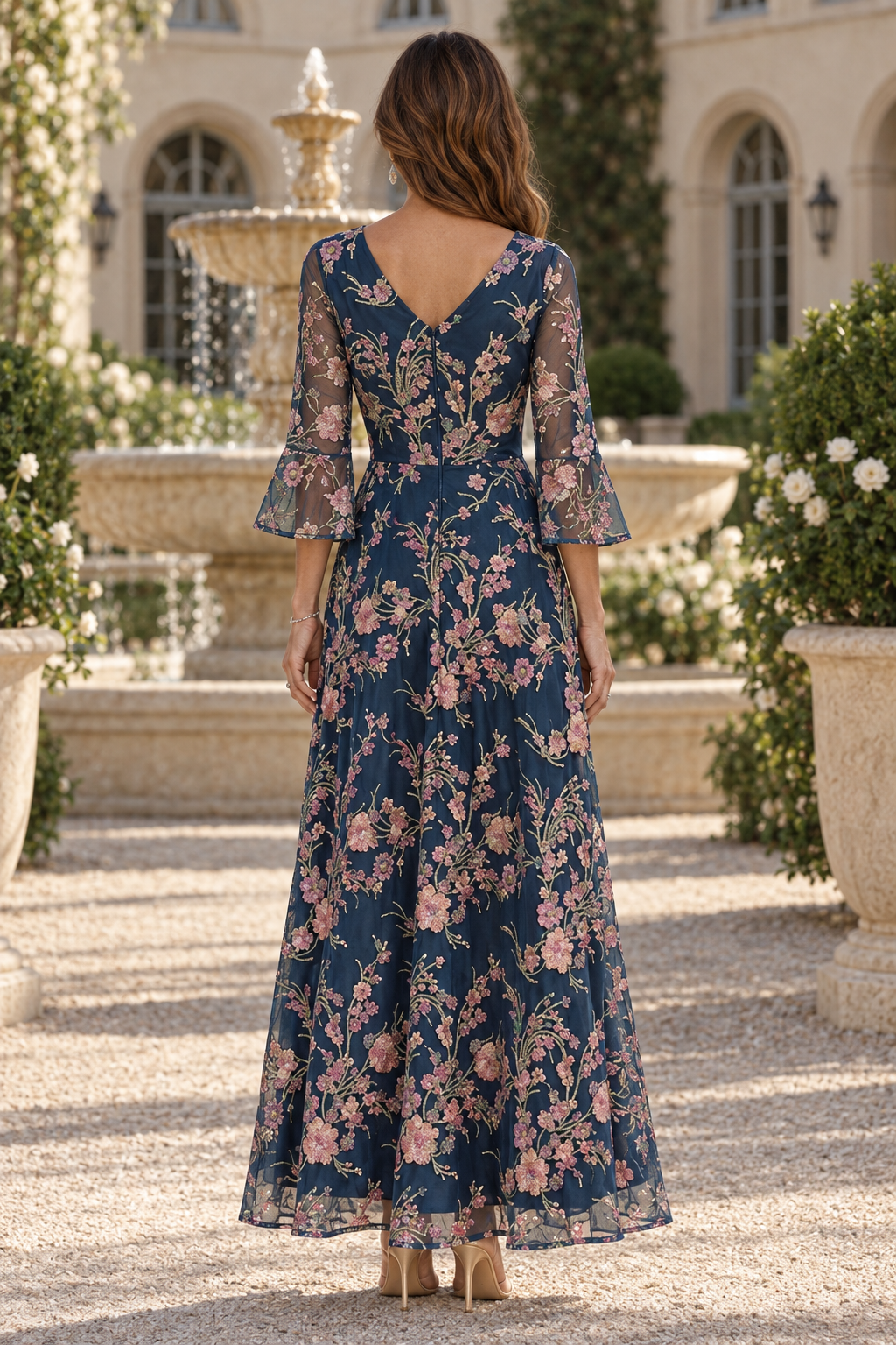 Vestido largo con cuello en V, mangas acampanadas y bordado floral