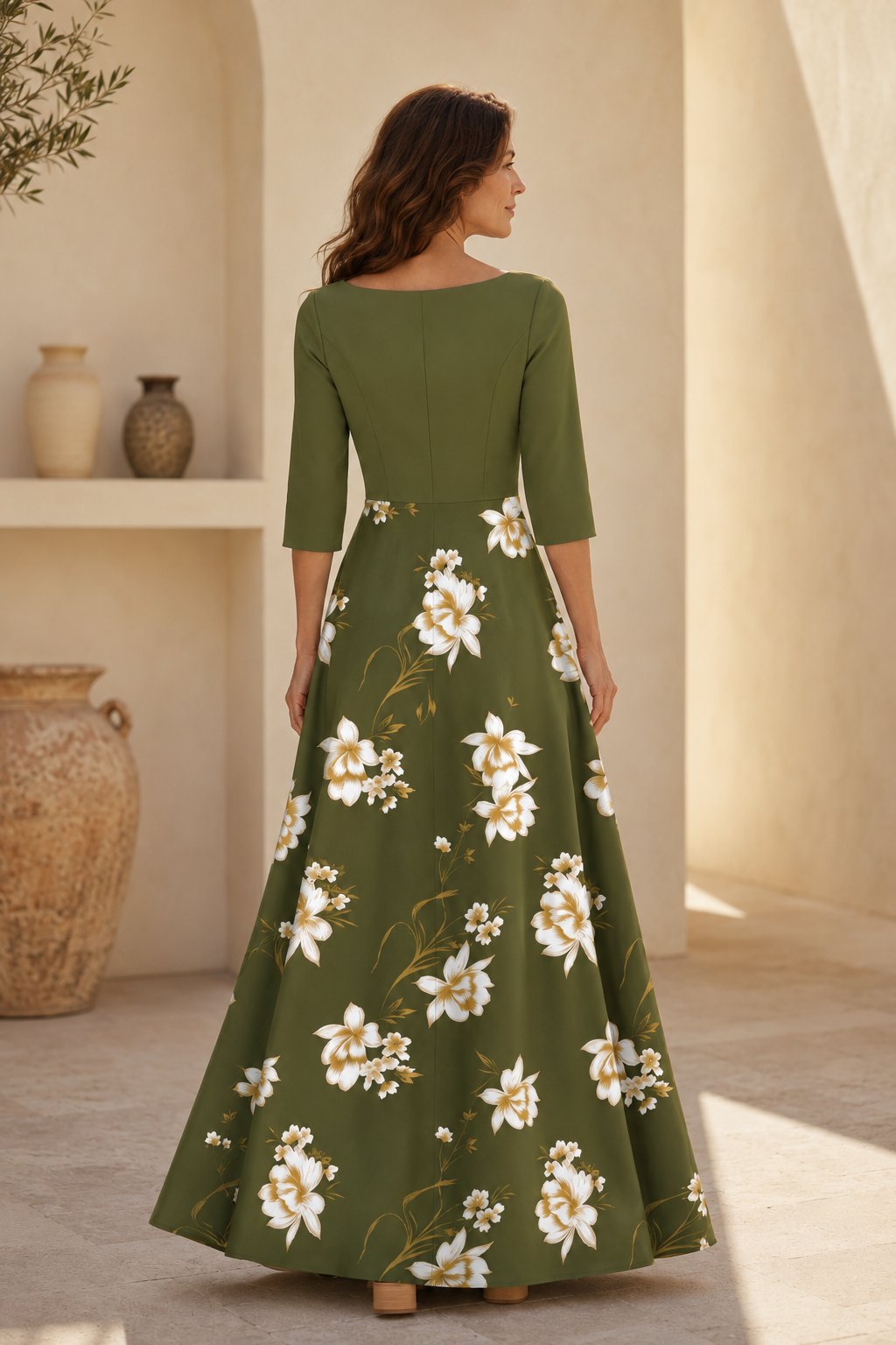 Vestido de noche acampanado con estampado floral y cuello barco