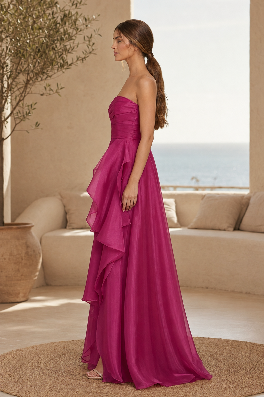 Vestido de gala línea A con corpiño fruncido sin tirantes y volantes en cascada