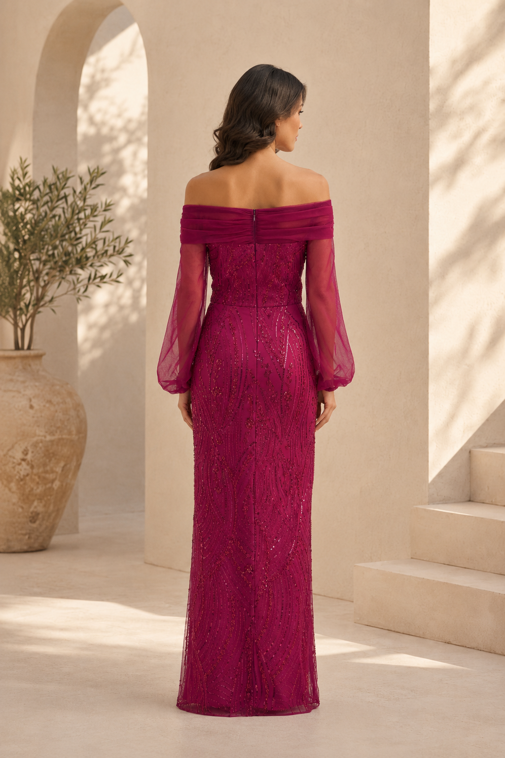 Vestido tubo de lentejuelas con hombros descubiertos y mangas largas transparentes