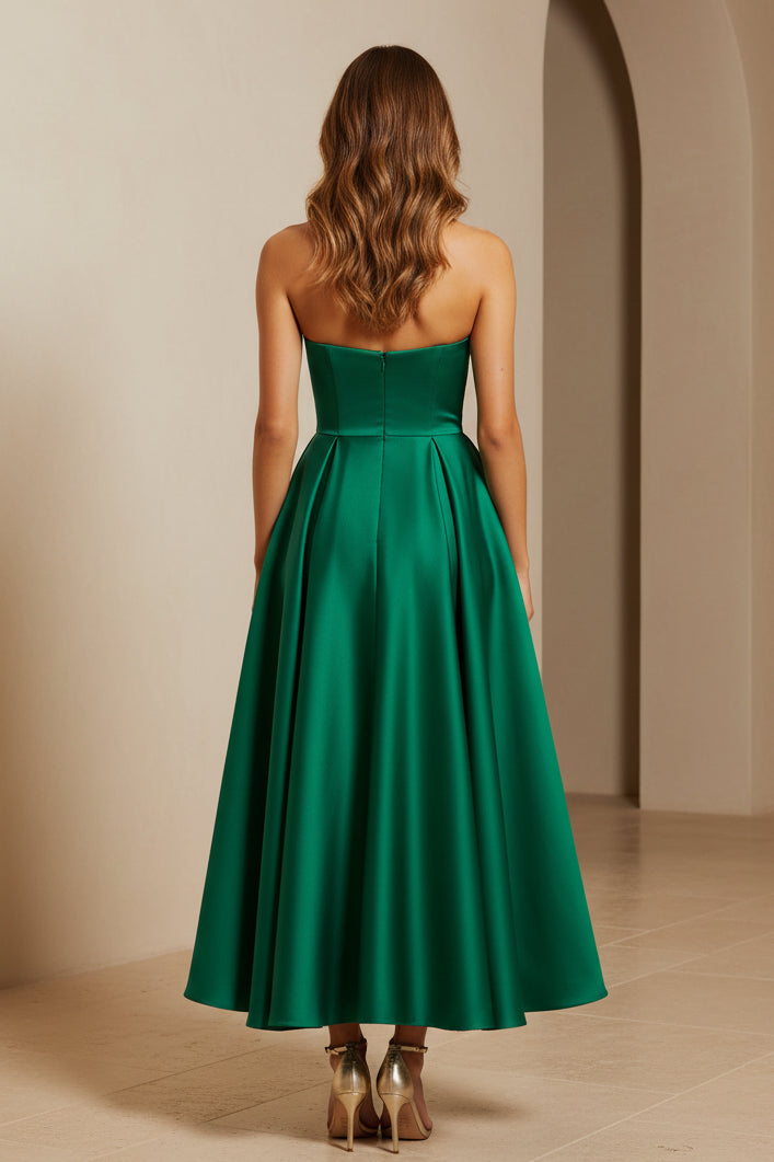 Vestido midi de satén plisado sin tirantes con flor 3D