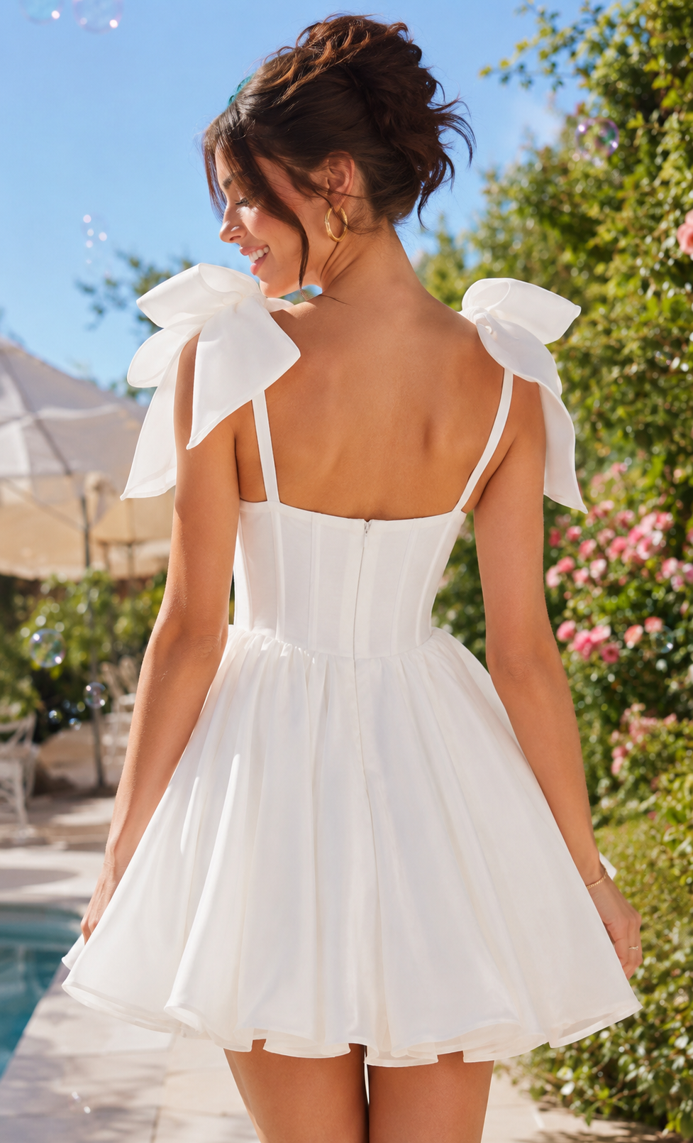 Minivestido corsé de satén con escote corazón y lazos en los hombros