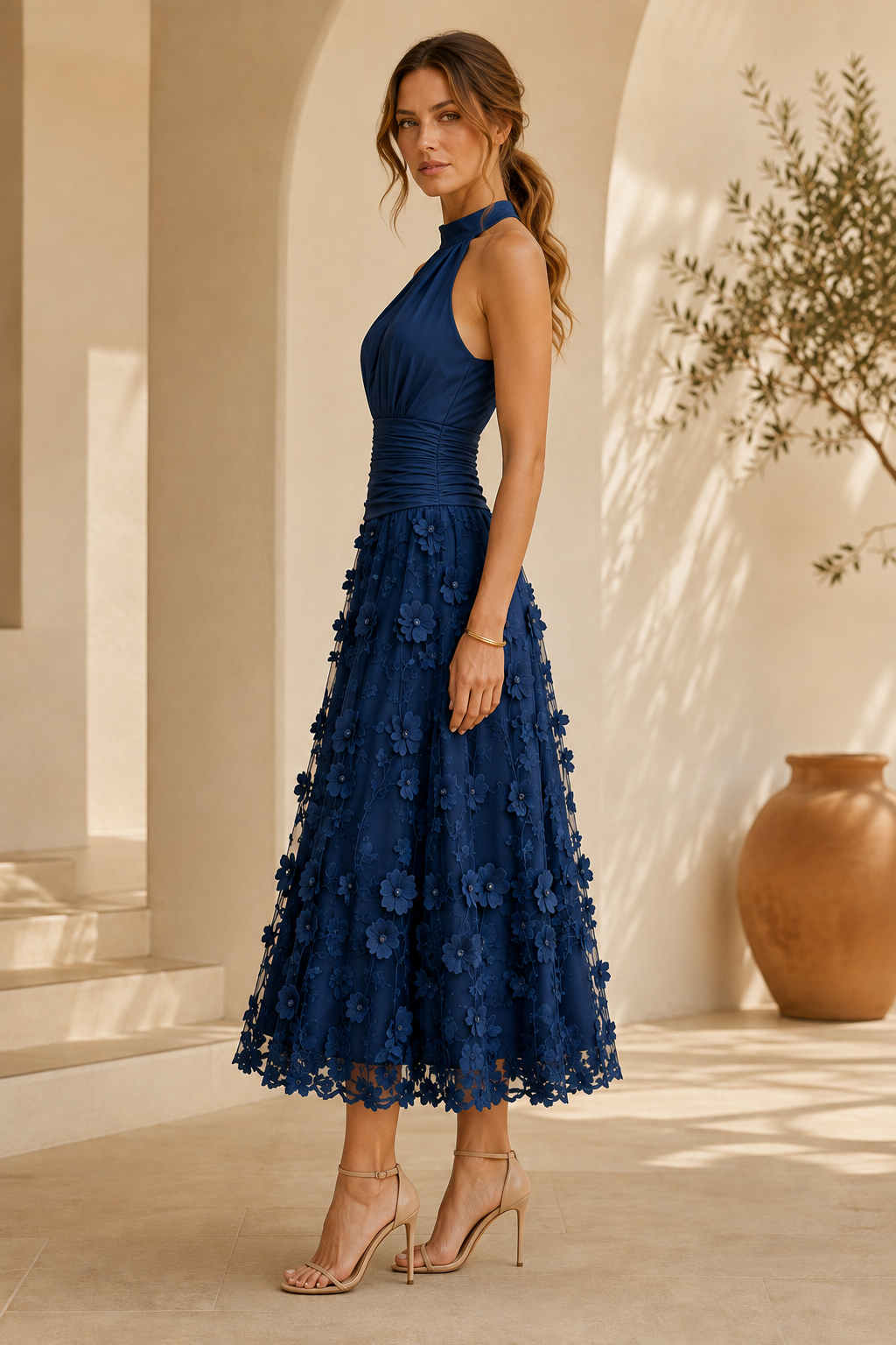 Vestido midi floral 3D con escote halter y cuerpo plisado