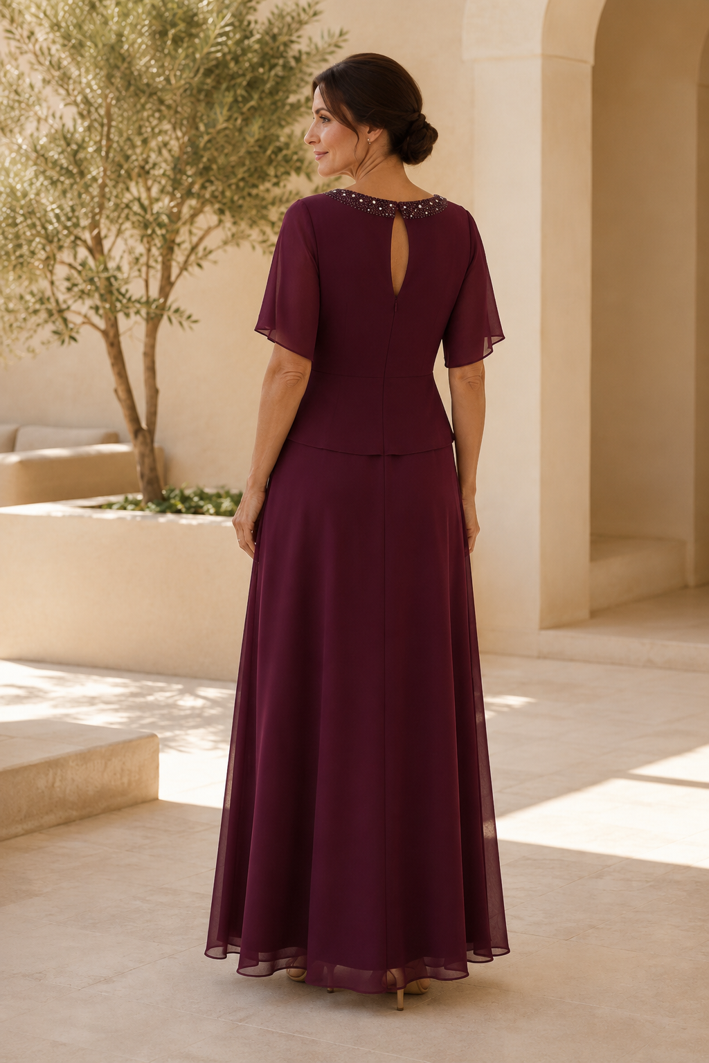 Vestido de chifón asimétrico con escote de pedrería