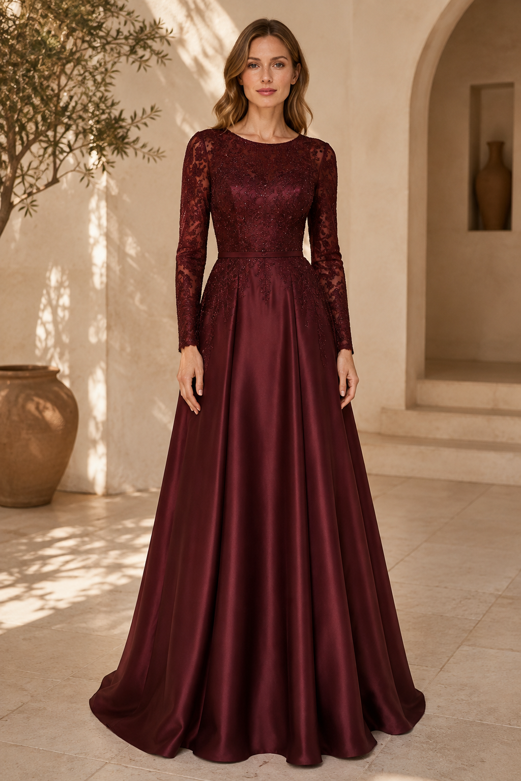 Vestido largo de satén con cuerpo de encaje y manga larga