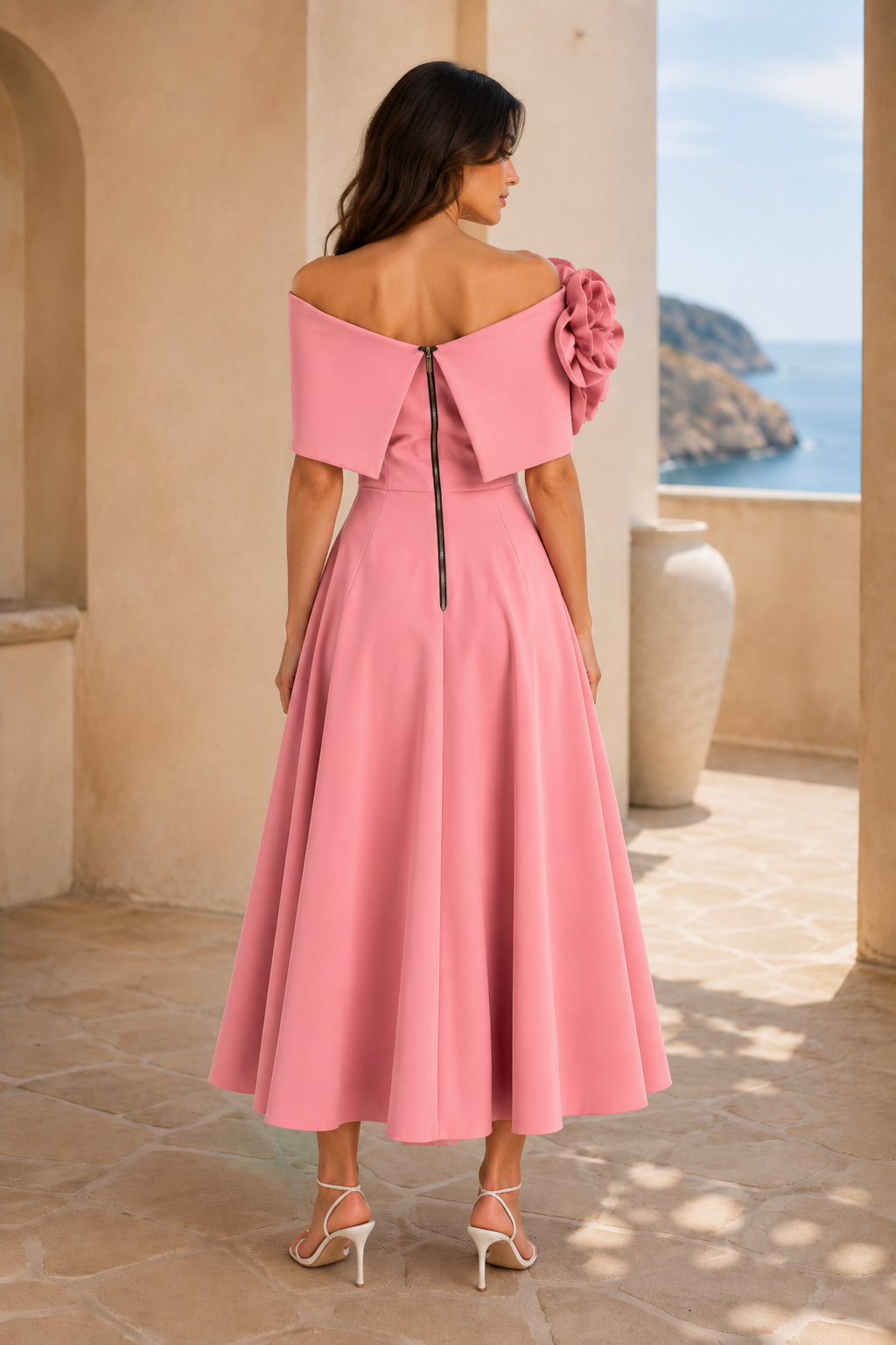 Vestido midi con línea A, hombros descubiertos y aplique floral