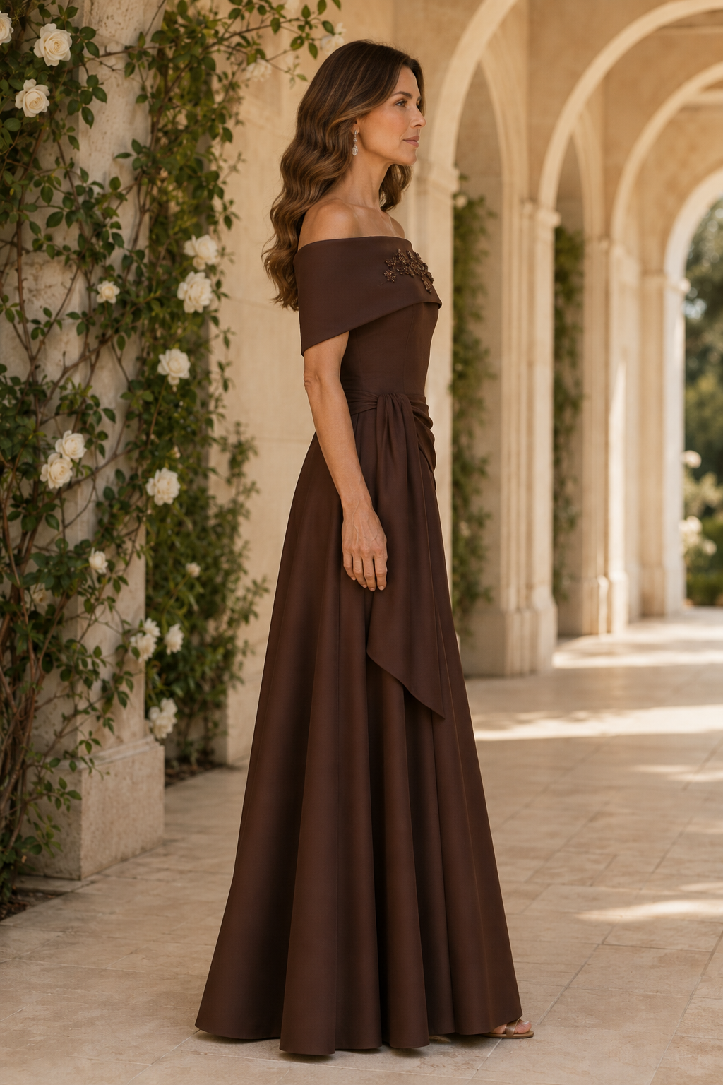 Vestido largo de corte en A, con hombros descubiertos, drapeado y con pedrería