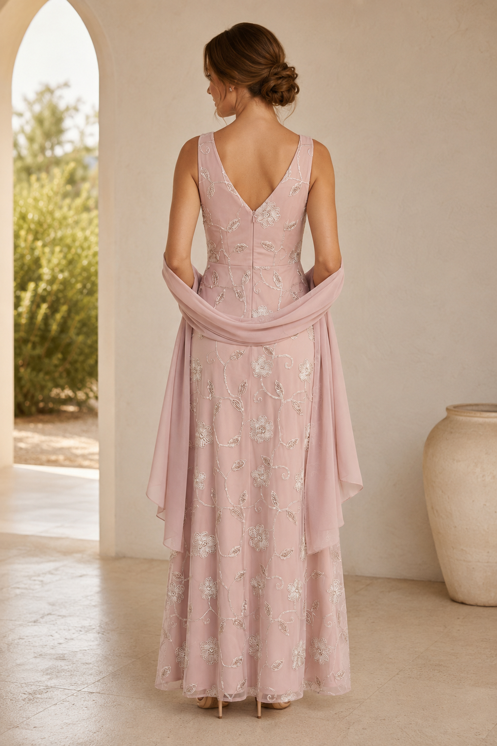 Vestido de noche con escote en V bordado floral y chal de chifón
