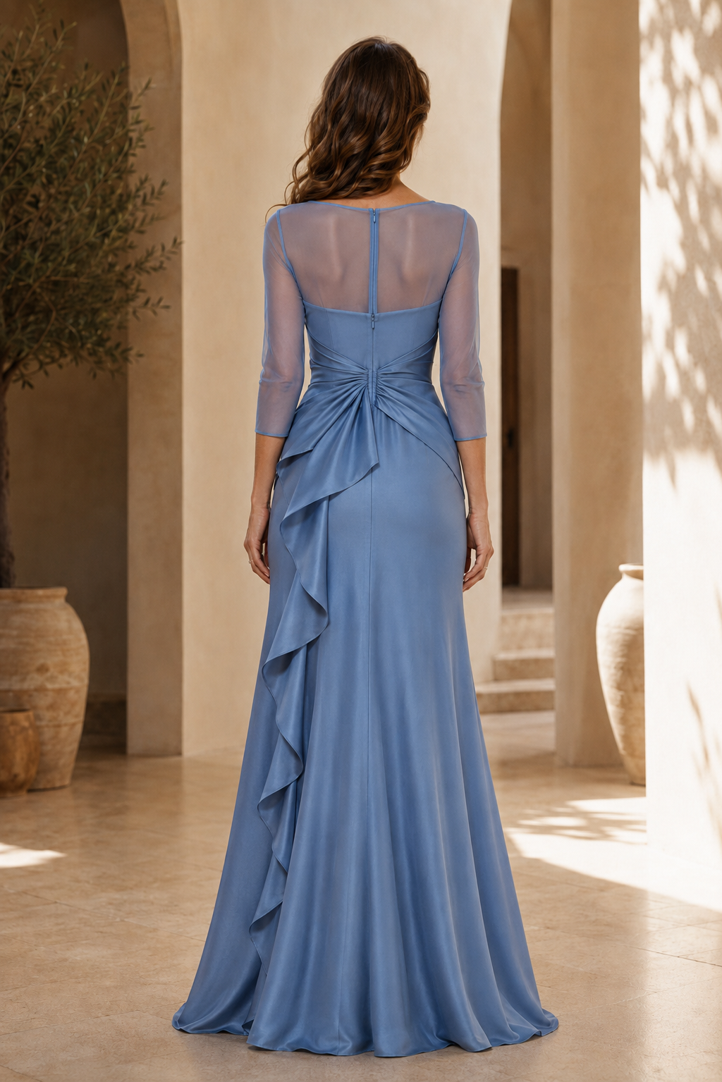 Vestido con cuello ilusión, manga francesa y cascada lateral