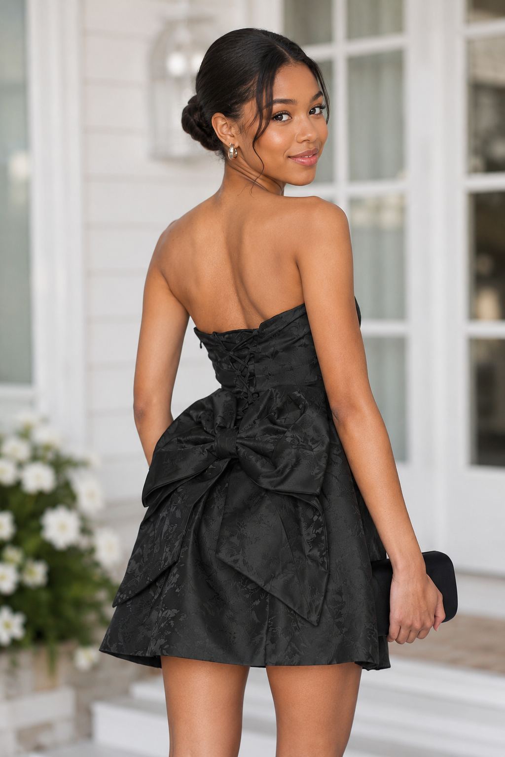 Minivestido jacquard sin tirantes con lazo en la espalda