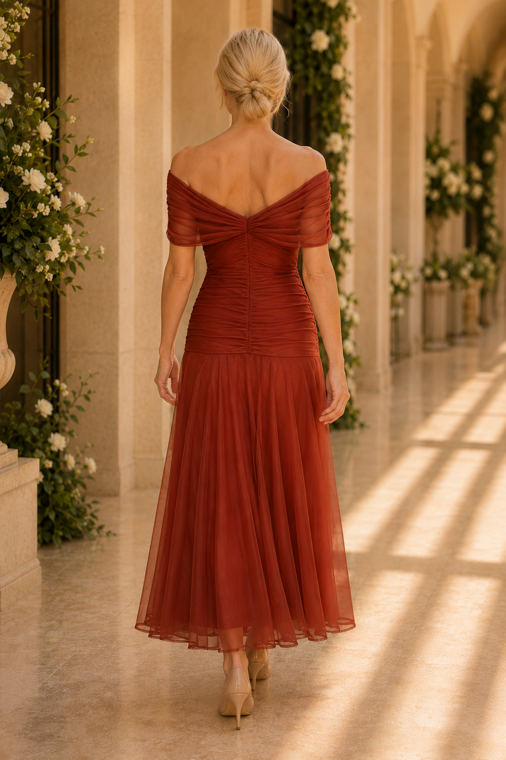 Vestido midi fruncido con hombros descubiertos