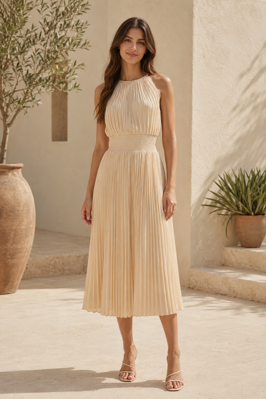 Vestido midi plisado con cuello halter y cintura fruncida