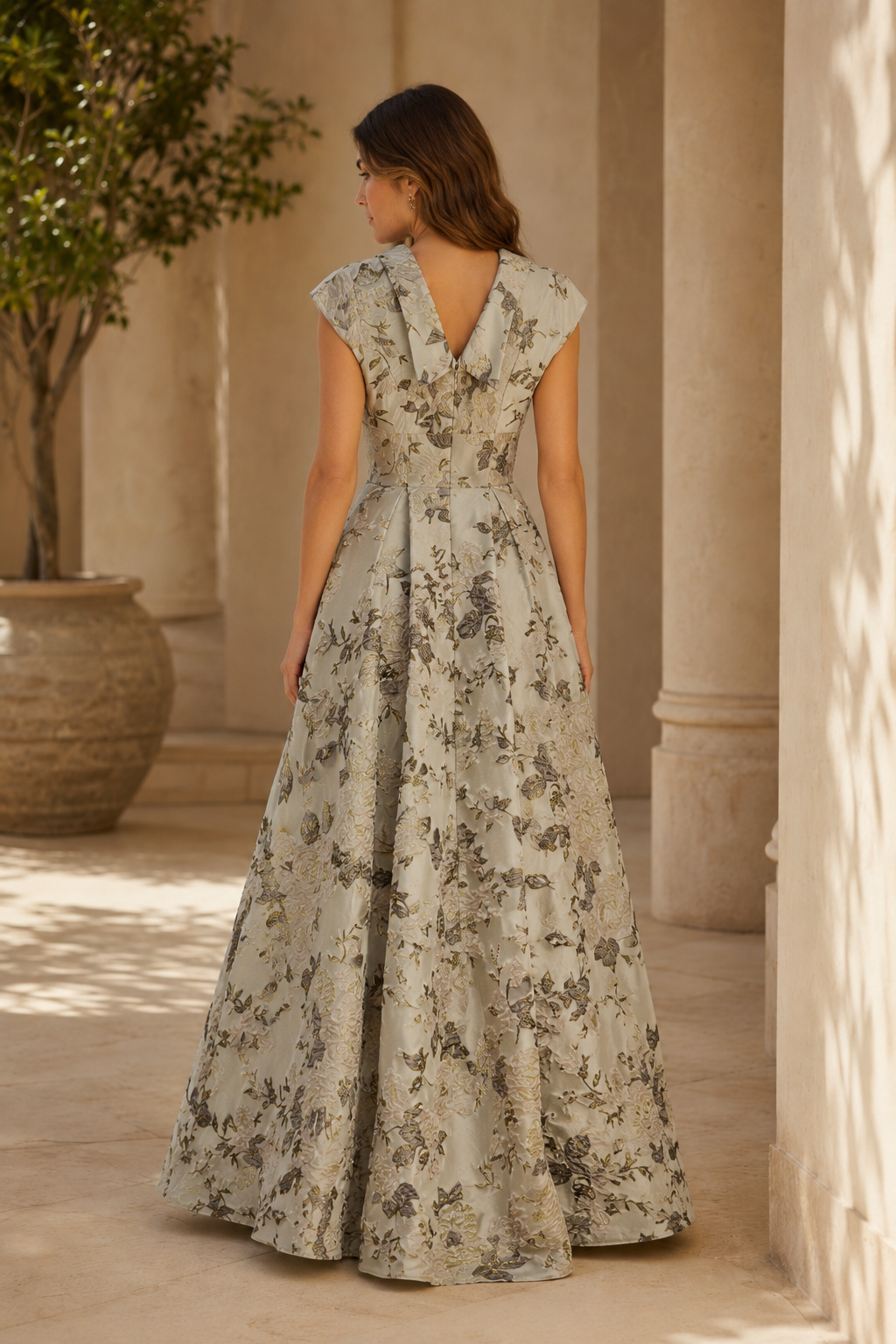 Vestido de noche acampanado de jacquard floral con espalda en V