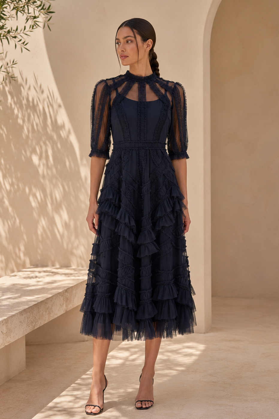 Vestido Midi de Tul con Volantes Escalados y Escote Ilusión