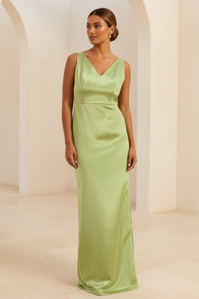 Vestido de noche tipo tubo de satén con cuello de pico
