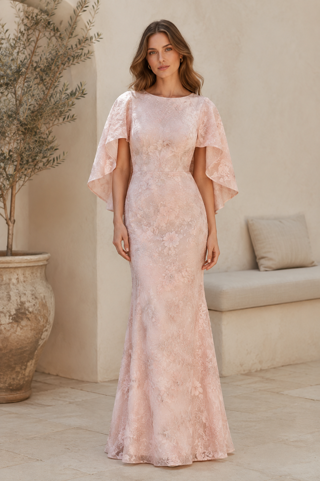 Vestido largo de encaje floral con mangas tipo capa mariposa