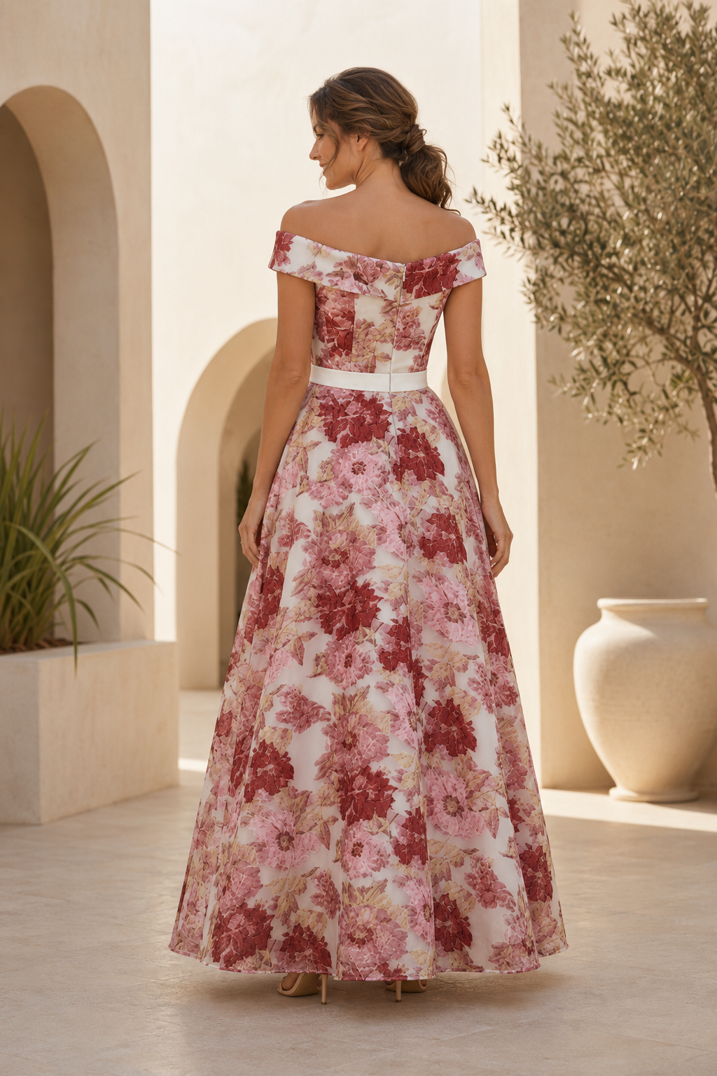 Vestido de noche acampanado con estampado floral y hombros descubiertos