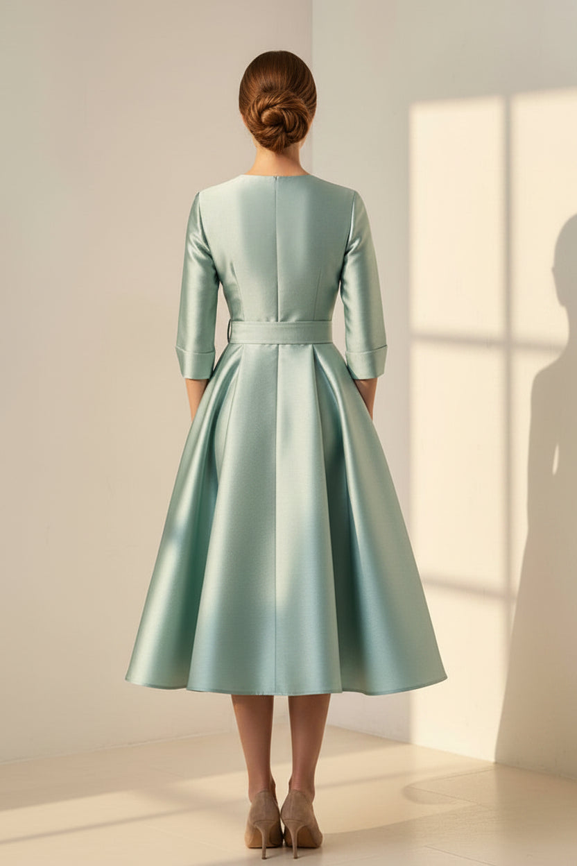 Vestido midi de satén con corte en A y broche floral