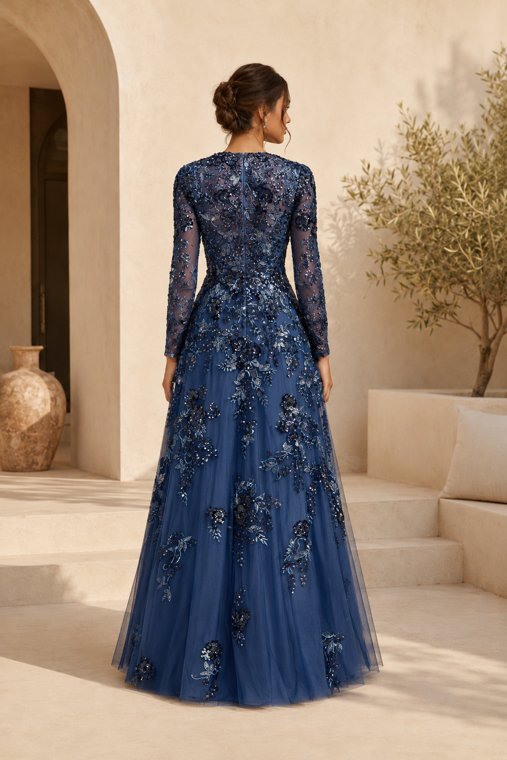 Vestido de noche largo con bordado floral y manga larga con corte en A