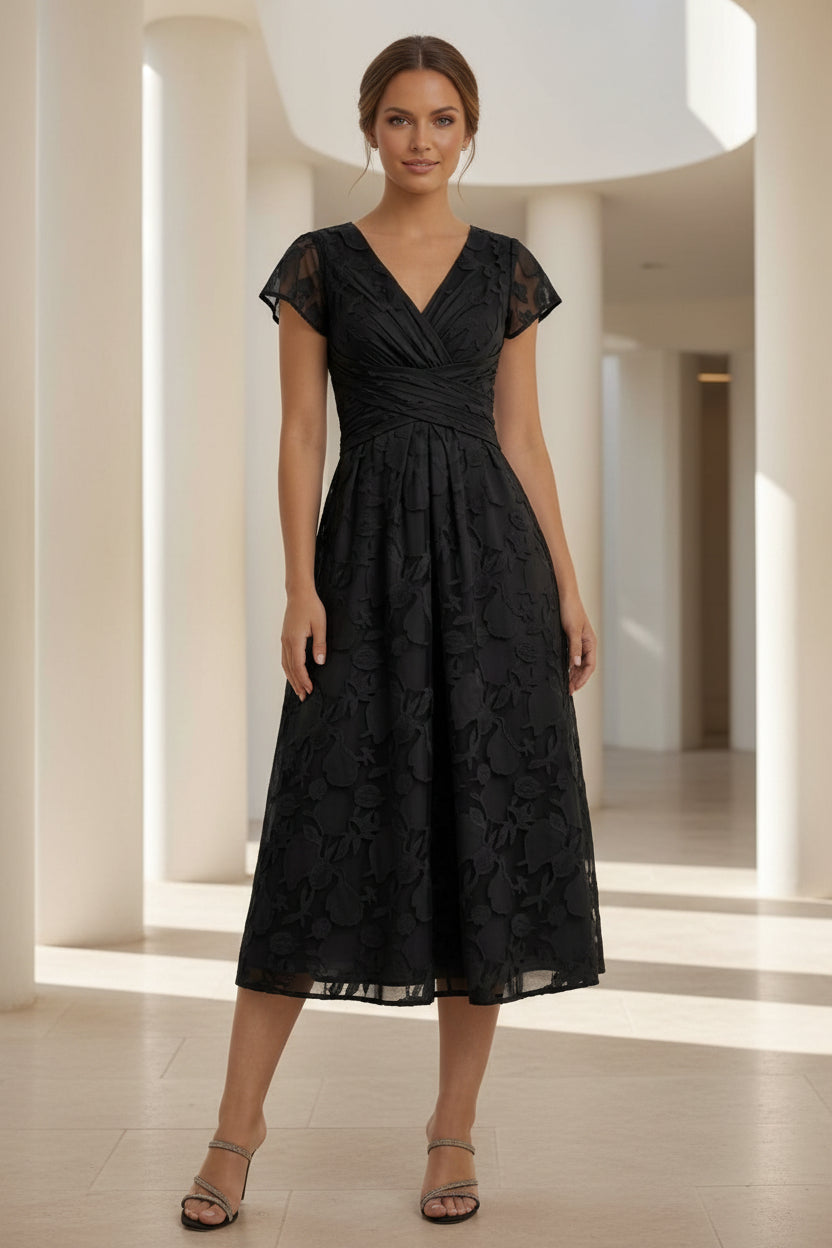 Vestido de encaje con apliques, escote en V, manga casquillo y largo a media pierna