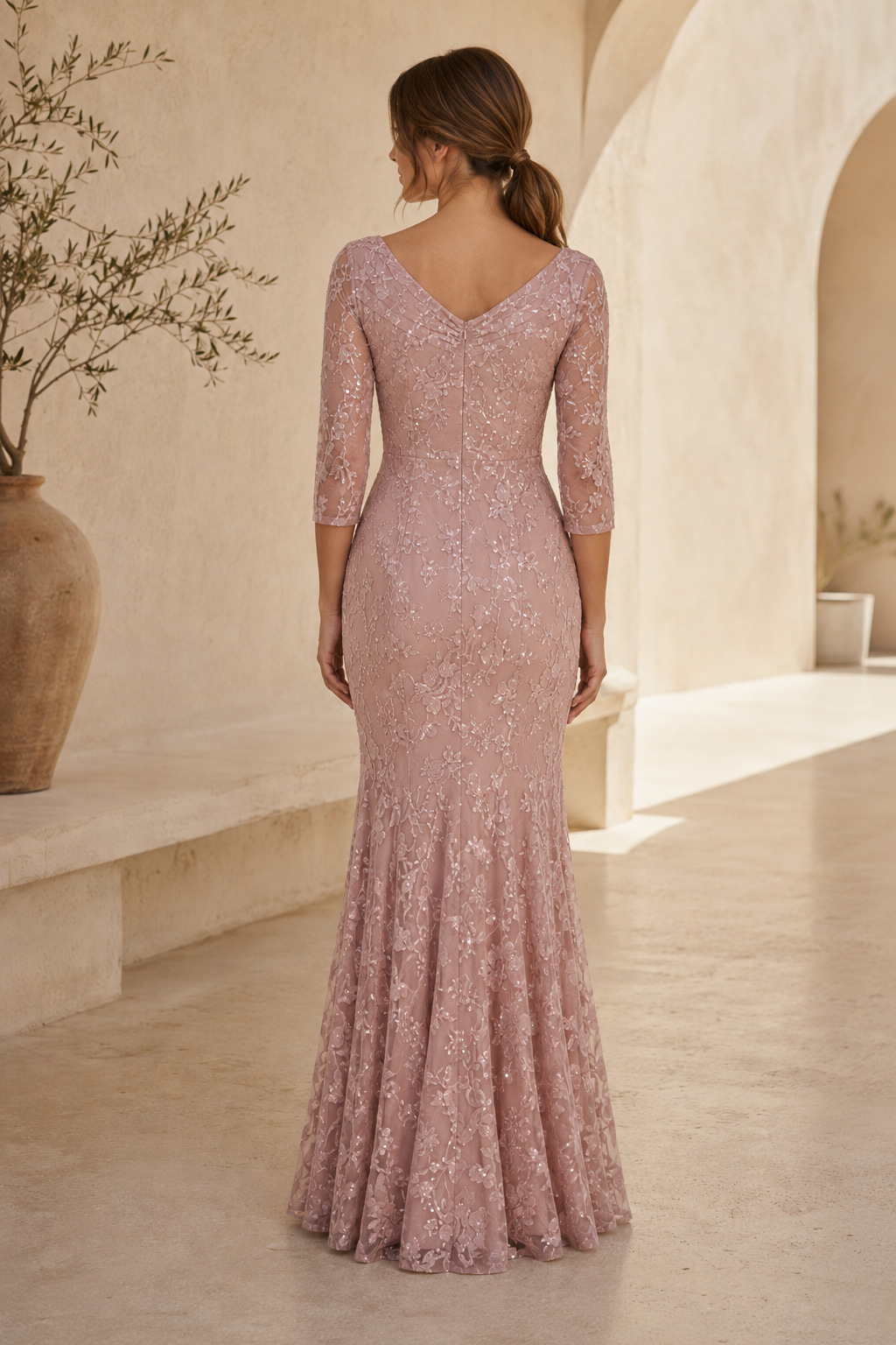 Elegante vestido de encaje con cuello en V, manga 3/4 y corte sirena
