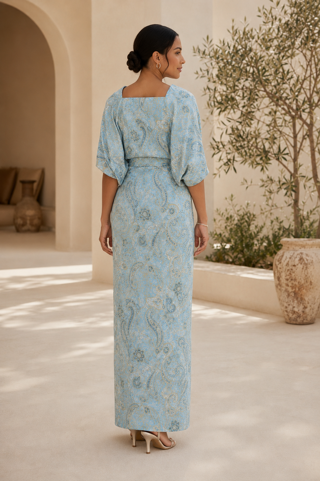Vestido columna de jacquard Paisley con chal