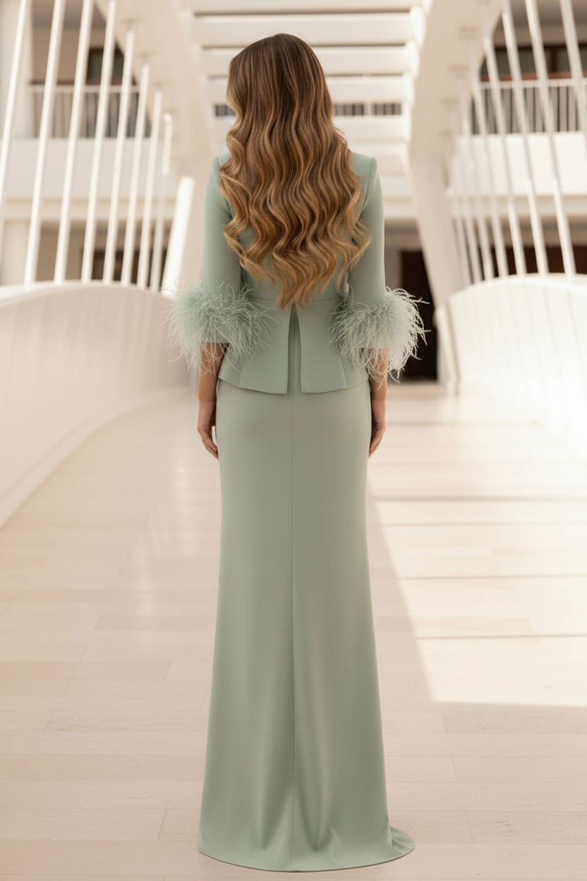 Elegante Vestido Largo de Columna con Peplum y Puños de Plumas