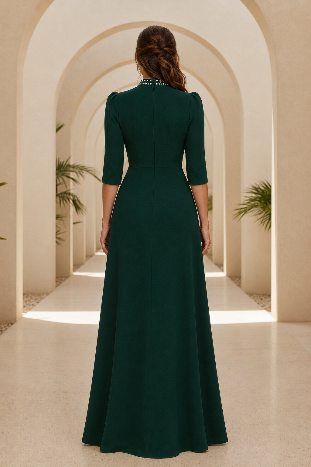 Vestido de gala línea A con cuello alto, rebordeadas y manga tres cuartos