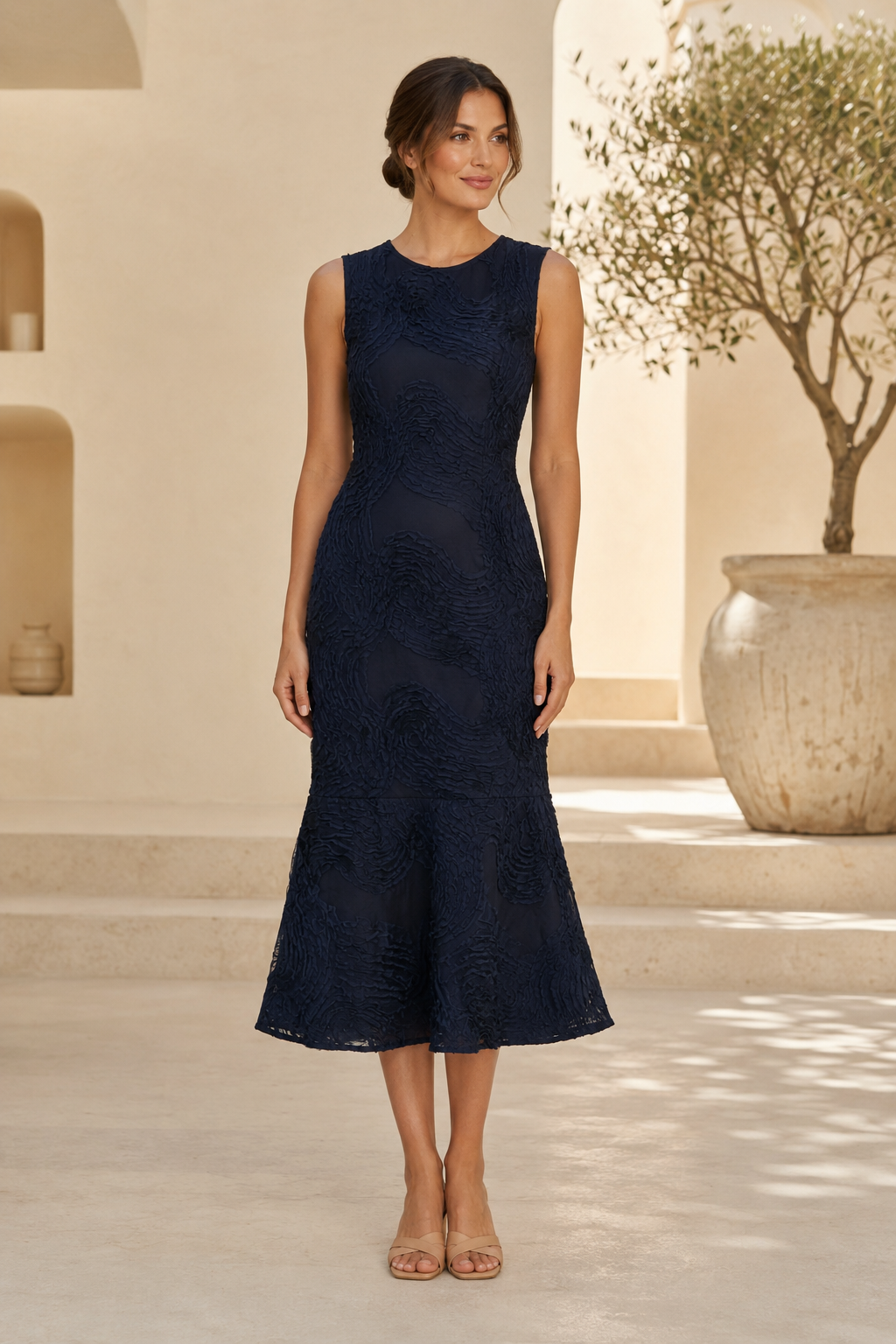Vestido midi sin mangas de encaje texturizado con bajo con volantes