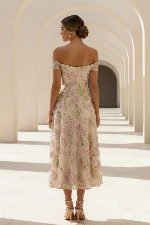 Vestido midi acampanado con hombros descubiertos, estampado floral y lentejuelas