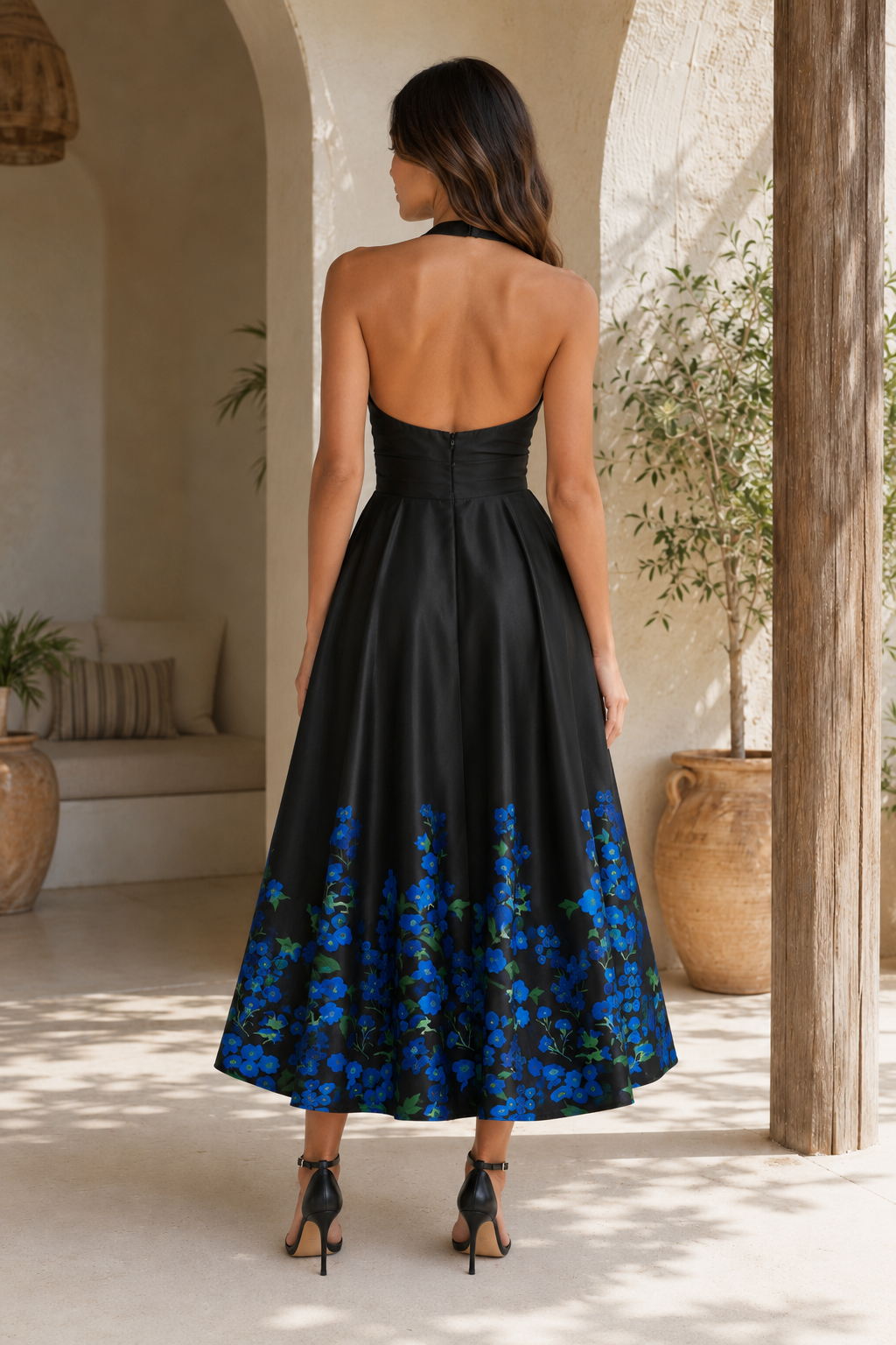 Vestido midi de satén con estampado floral y escote halter en V