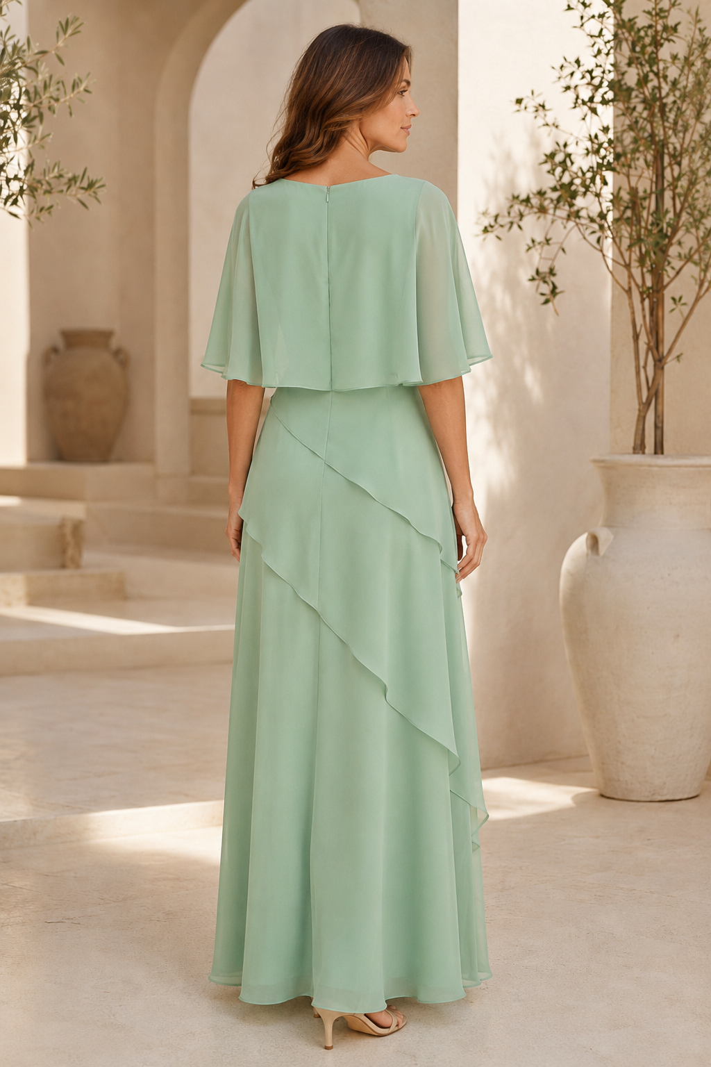 Vestido maxi asimétrico con volantes, mangas estilo capa de gasa