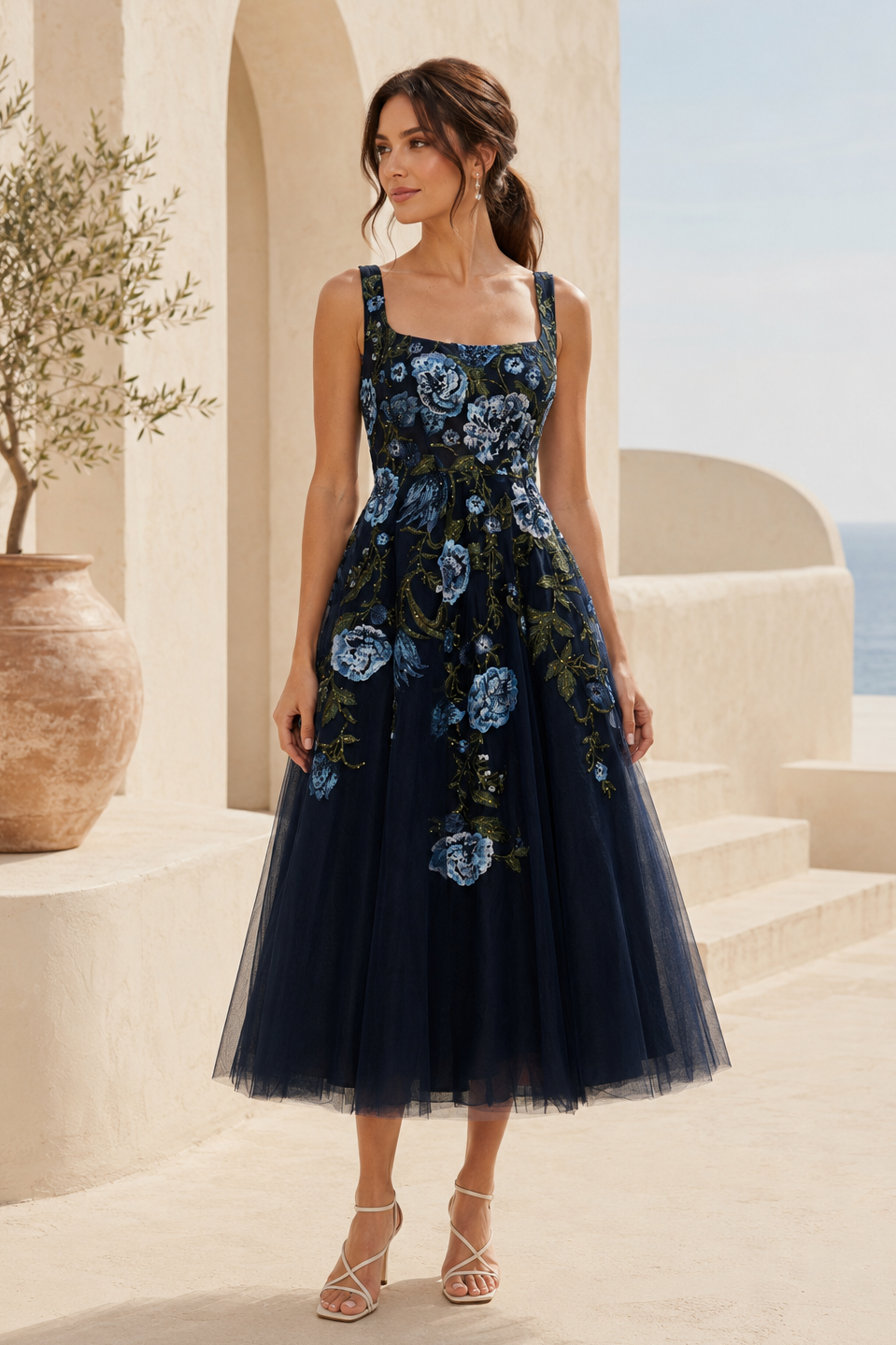 Vestido a media pierna con escote cuadrado y bordados florales