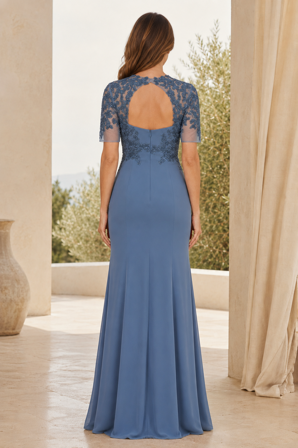Vestido de noche de encaje con mangas ilusorias, espalda con abertura y abertura alta