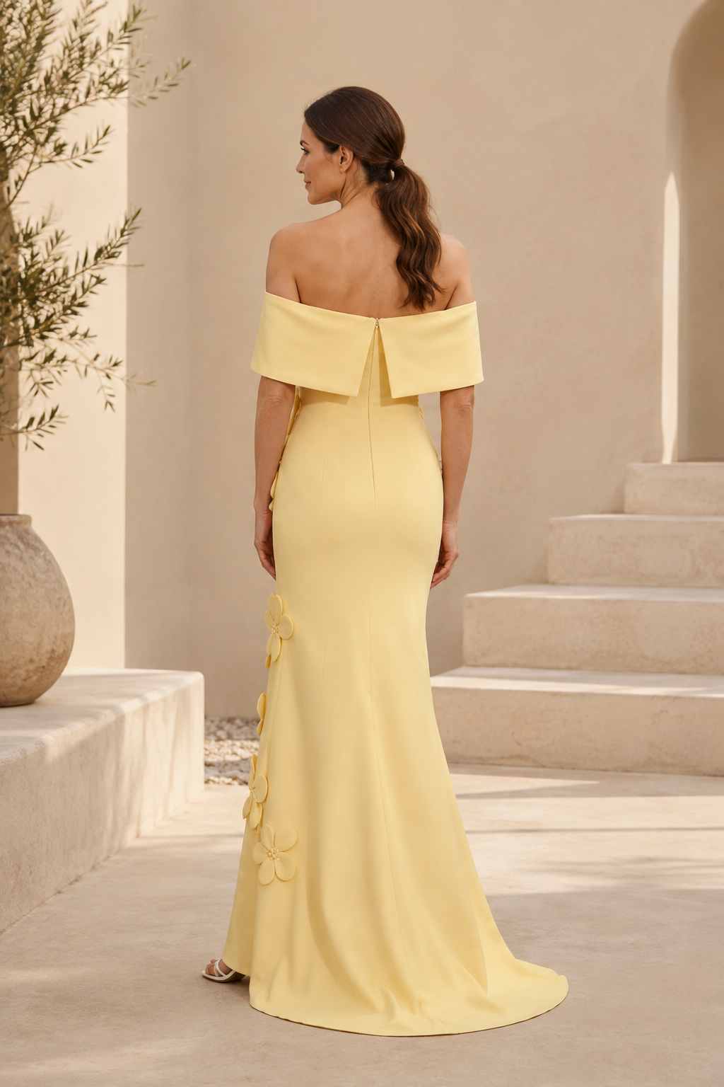 Vestido de cola de sirena con hombros descubiertos y apliques florales 3D