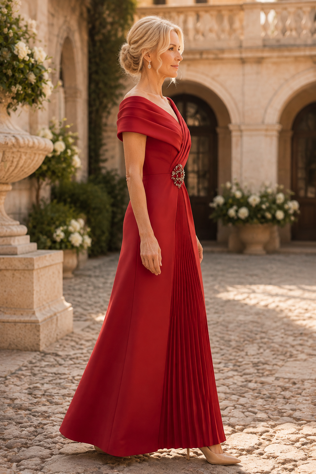 Vestido plisado con broche y hombros descubiertos
