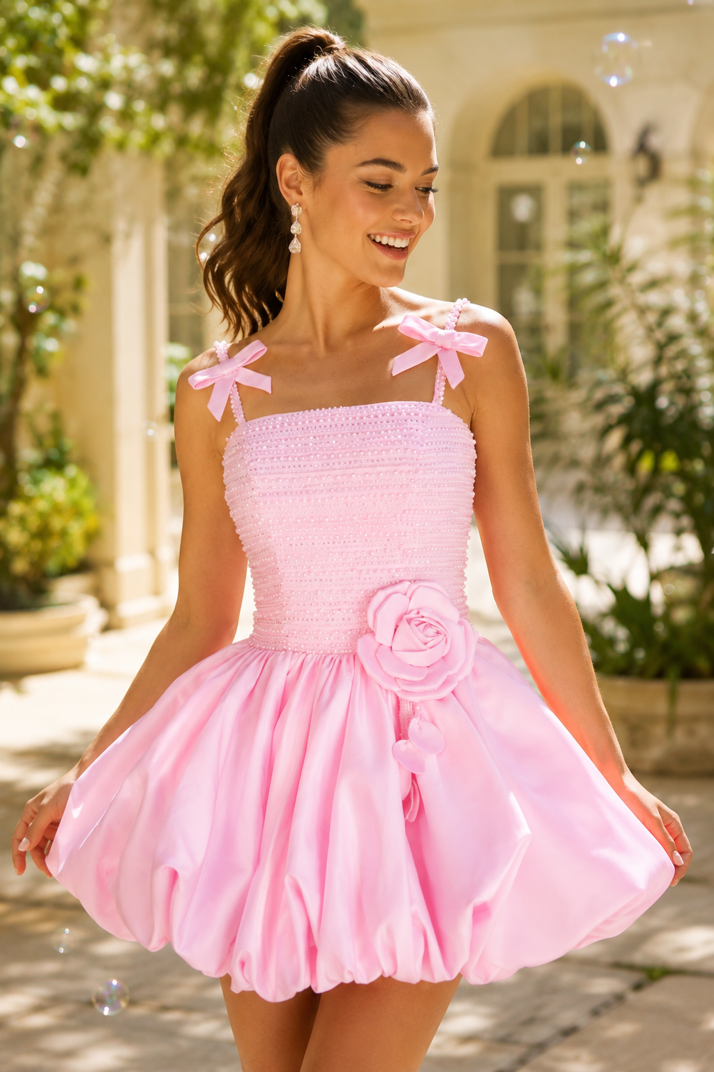 Minivestido con corpiño de cuentas, falda burbuja y lazos