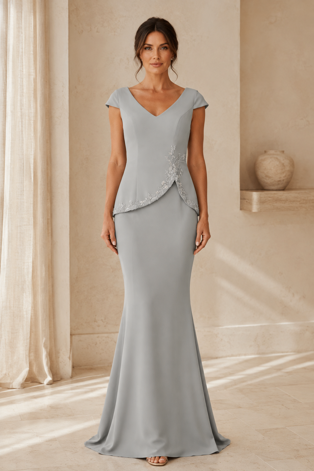 Vestido de noche estilo sirena con mangas casquillo y corpiño cruzado